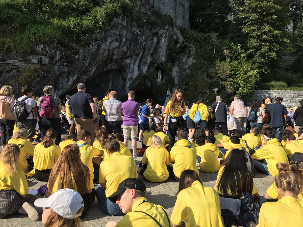 LeedsDYS's tweet photo. We’re gathered at the grotto, the place where Mary appeared to Bernadette, for our mass this morning. It’s great we’re getting to share this experience with the Archdiocese of St Andrews and Edinburgh!
#ldys #leedstolourdes #grotto #grottomass #prayer #sunshine https://t.co/Js8TGrZFzn
