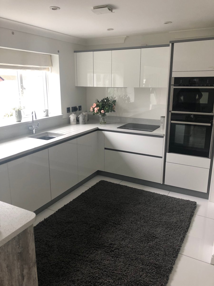Cpsadam1Connect's tweet photo. A SUNNING @Masterclasskitc Lumina White H'Line with Dust grey Handle Rail #stasaph #lumina #connect #amazingkitchen #makingdreamscometrue @Masterclass_AW @Masterclass_ST https://t.co/kRhqPZz99O