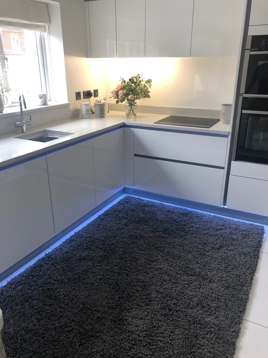 Cpsadam1Connect's tweet photo. A SUNNING @Masterclasskitc Lumina White H'Line with Dust grey Handle Rail #stasaph #lumina #connect #amazingkitchen #makingdreamscometrue @Masterclass_AW @Masterclass_ST https://t.co/kRhqPZz99O