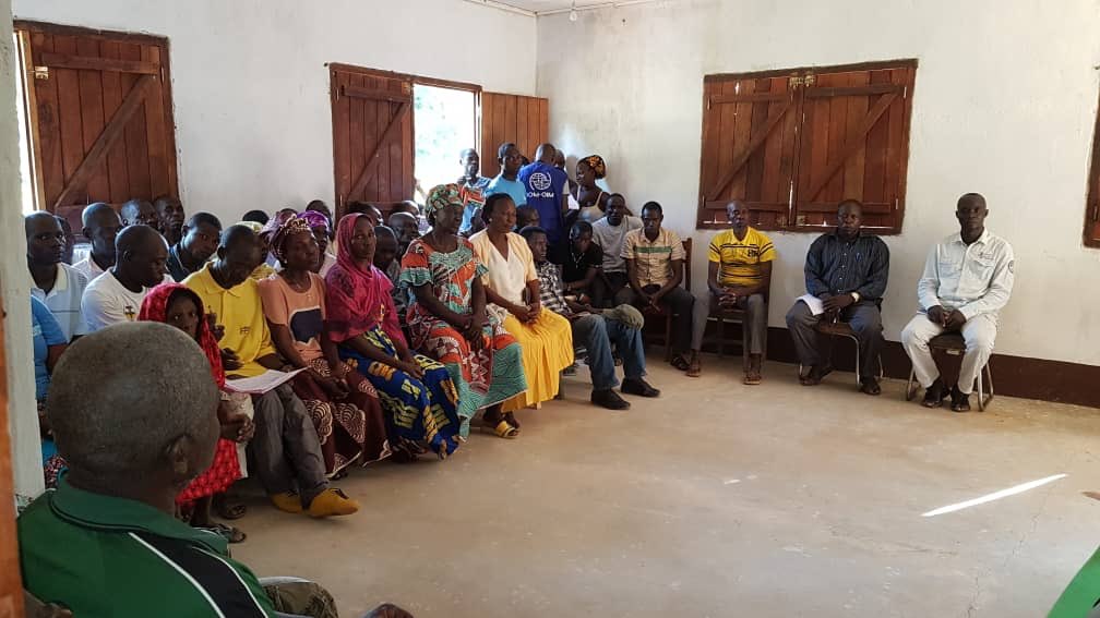 OIM_RCA's tweet photo. Le projet de réintégration des ex-combattants #PREC s’étend ! @ONUmigration appuie les communautés en mettant en place deux comités locaux dans deux localités de la sous-prefecture de #Bamingui
Financement : @Banquemondiale à travers @uepnddrrcaf
#CARcrisis #CARhope https://t.co/e2dImfpHZc