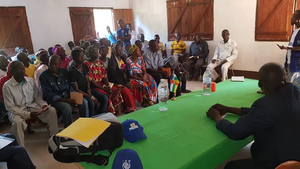 OIM_RCA's tweet photo. Le projet de réintégration des ex-combattants #PREC s’étend ! @ONUmigration appuie les communautés en mettant en place deux comités locaux dans deux localités de la sous-prefecture de #Bamingui
Financement : @Banquemondiale à travers @uepnddrrcaf
#CARcrisis #CARhope https://t.co/e2dImfpHZc