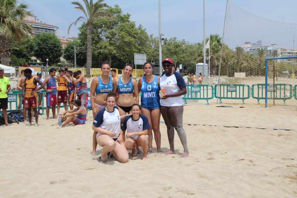 CHPCalella's tweet photo. Resultats sènior Femení:

1r @hpgranollers 
2n @BeacHandbolRoca 
3r @HPCanovelles 
4t @bh_barcelona "B"
5è @bh_barcelona "A"
6è @ARHSLaRoca @GuinotPrunera 
7è Señoras del 3
8è La bola que vola https://t.co/iw5w9HcM5X