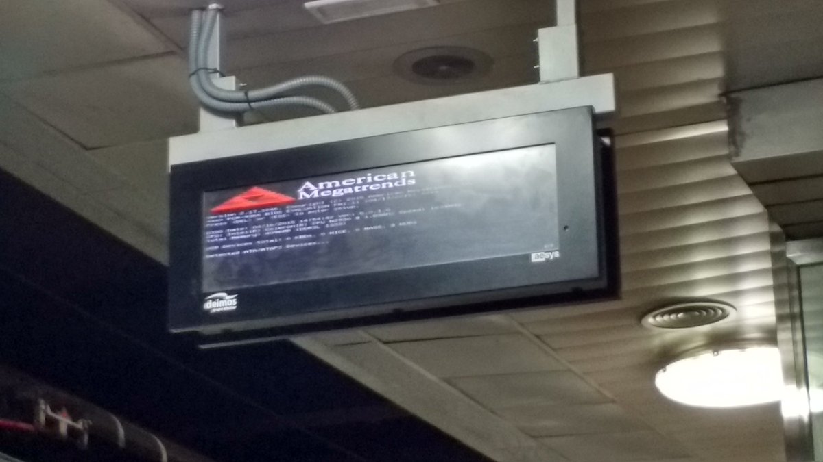 CodinaConsultrs's tweet photo. #renfe #adif que teniu problemes amb #Windows als retols de pl catalunya?.no sera una copia?. 😁😁 https://t.co/2LPe8eoF7R