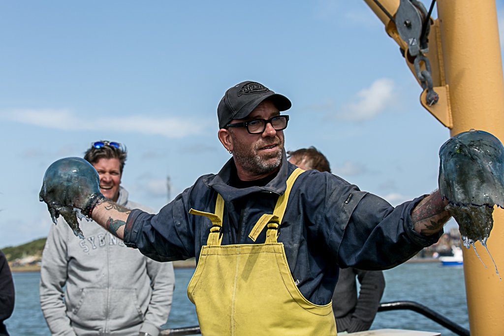 RonalddeJong2's tweet photo. 🦀In de #vakantie vanaf 13-07 varen we iedere dag 2 x uit: 10:30 en 14:00 uur vanaf #Terschelling, garnalen vissen én naar de #zeehonden met de leukste crew! https://t.co/Fp8jLD0C8J @terschellingvvv of bel 06 1026 3889 https://t.co/HXOnHST5RF