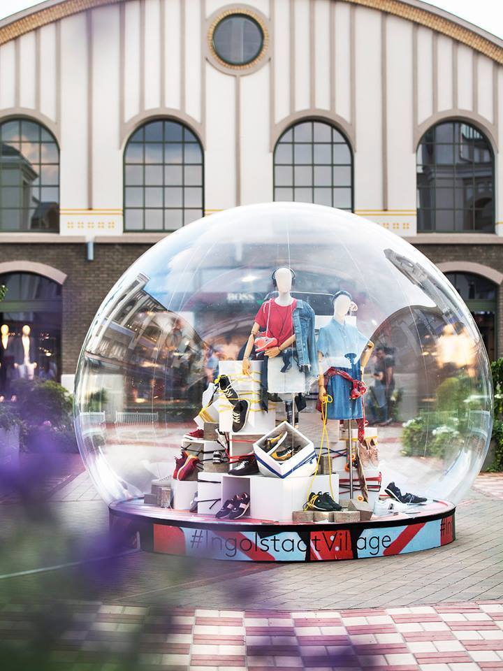 jc_keller's tweet photo. Installation d’un dôme gonflable pour mettre en avant les produits des boutiques de prêt-à-porter 🎈 https://t.co/Qy2LtDmAs0