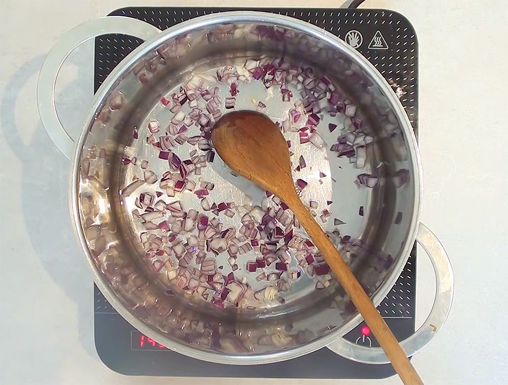 fionasfood4life's tweet image. In today's kitchen skills video, I will show you to saute in water. This is a cooking method that allows you to have the flavour of sauteed vegetables without using heated oils 😎 buff.ly/2XkgA49 #kitchenskill #cookfromscratch