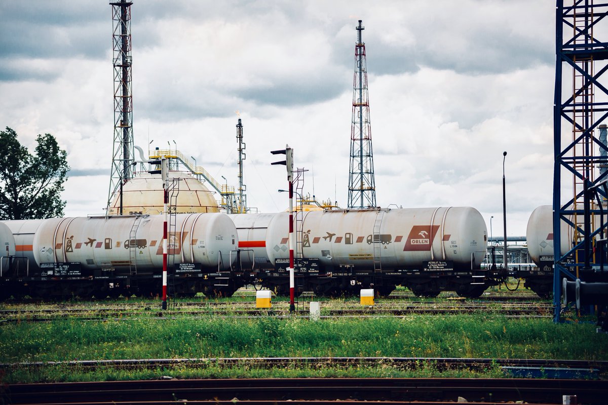 Inwestujemy w rozwój przewozów kolejowych! Rozpoczynamy postępowanie zakupowe na 2 tysiące wagonów do przewozu produktów rafineryjnych i petrochemicznych. Obejmuje ono dzierżawę cystern na potrzeby polskich spółek Grupy #ORLEN oraz @unipetrolcz 👉http://bit.ly/Cysterny