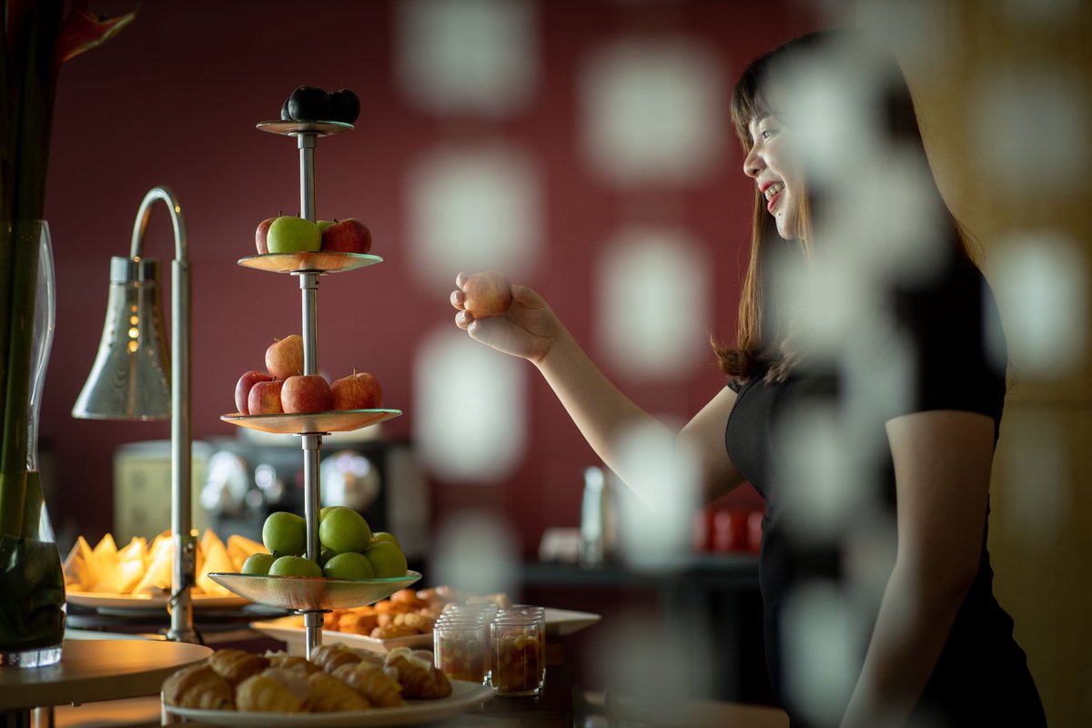 How to keep your cool in tough meeting ? Take a  moment to sit back, relax and enjoy the coffee break at the Business Centre.
#TradersHotelKL #PetronasTwinTowers #KualaLumpur