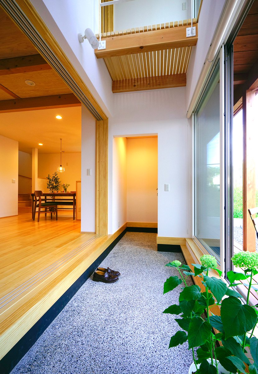 雨楽な家 延床面積30坪のコンパクトな家ながら吹き抜け空間の広い土間は日当たりや風通しを確保するにも魅力的なスペースです 家づくり インテリア おしゃれな家 マイホーム 工務店
