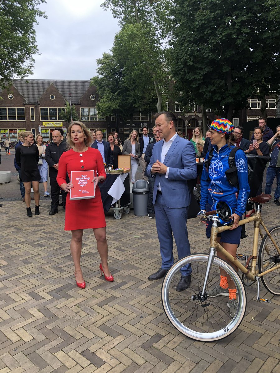 Corjansen's tweet photo. One moment in Time😃🌈👍 Bidbook Eurovisie Songfestival #030esf2020 met de @Fietskoerier030 naar NPO Hilversum😃👍🚴👌. @DomtorenNL @UtrMarketing @jaarbeurs @GemeenteUtrecht ism heel Utrechtse partners. Utrecht Stijl: Vermenigvuldigen door te delen https://t.co/YJJHQXDZqq