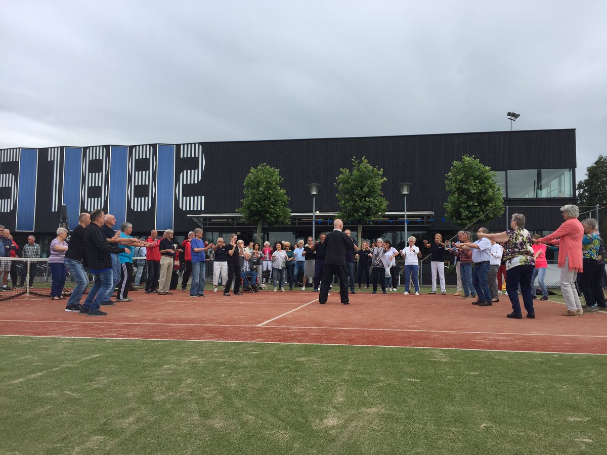 lancering van prachtig initiatief: de derde helft! <a href="/usvHercules/">USV Hercules</a>, <a href="/BuurtteamOost/">Buurtteam Oost</a> , @nl_ouderenfonds, <a href="/Sport_Utrecht/">SportUtrecht</a> staan er voor. Grote opkomst, speerpunt in Utrechts sportakkoord: inclusief sporten en bewegen!