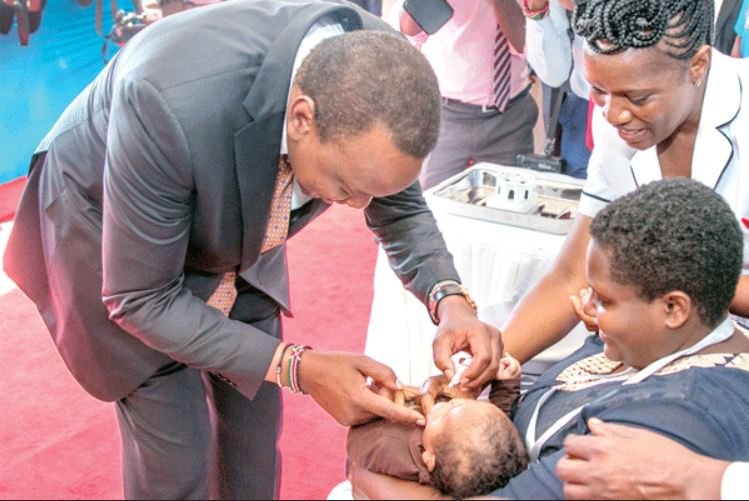 UNICEFKenya's tweet photo. .@MOH_Kenya , with support from @UNICEFKenya will conduct a 5-day vaccination campaign against #polio between 13-17 July in 10 counties and 20-24 July in Nairobi County💉 💪🏾

The vaccination drive aims to immunize 2.6M children.👧🏾👦🏾💉

#ForEveryChild, Protection.
#VaccinesWork https://t.co/Q41C0KnY4i