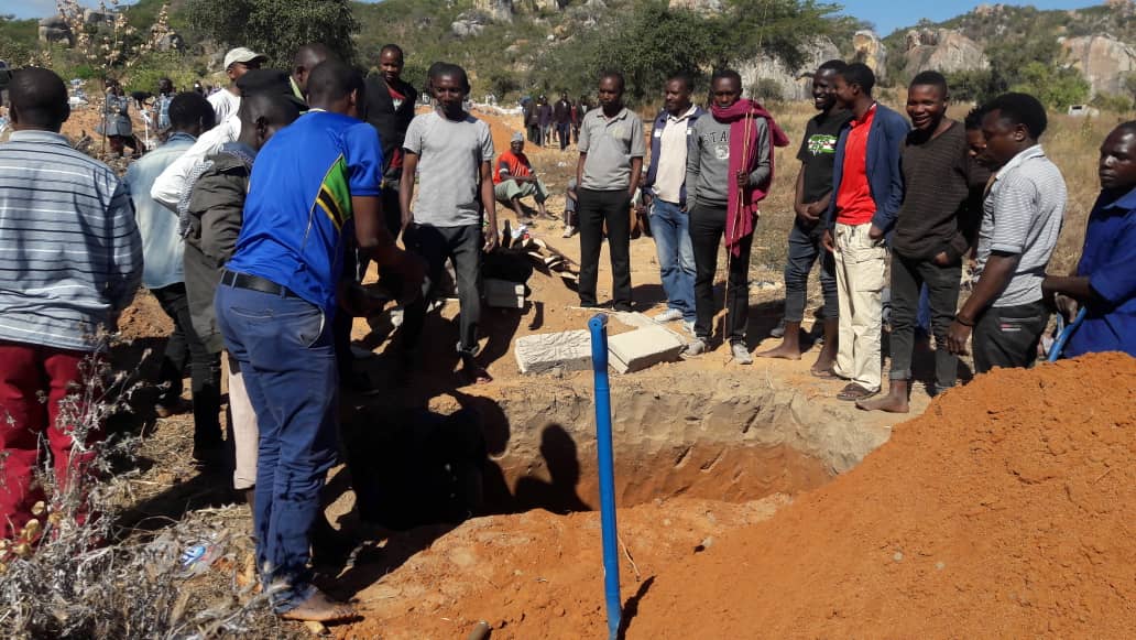 azamtvtz's tweet photo. MAKAZI YA MILELE: Maandalizi ya kaburi la Silvanus Kassongo ambaye atazikwa leo Julai 10, 2019 katika Kitongoji cha Igeleke nje kidogo ya mji wa Iringa.

#RIPSaid #RIPFlorance #RIPWandwi  #RIPSalim  #RIPSilvanus  #RIPNduguZetu  #TutawakumbukaMilele https://t.co/GPU6mbRLVQ