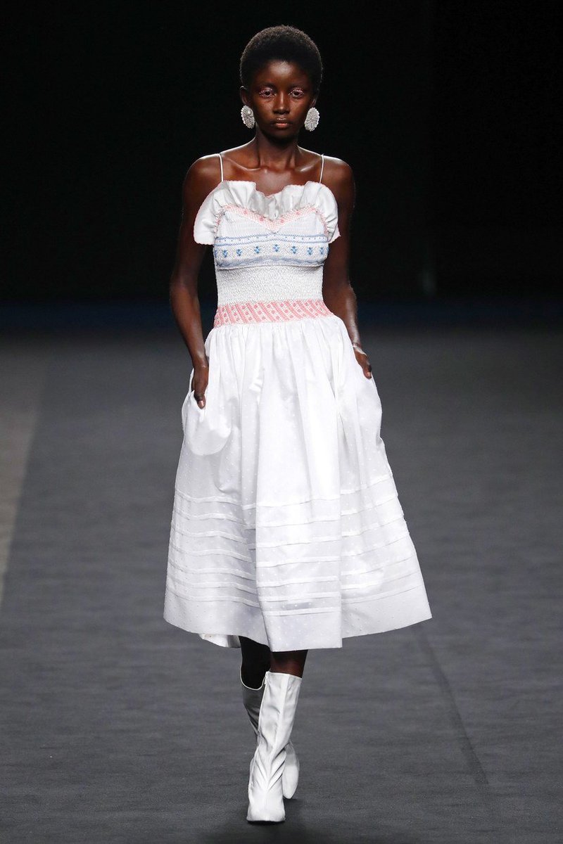 VogueSpain's tweet image. "Quería hacer un ejercicio de reciclaje, de desmontar todas las prendas que he comprado y crear otras nuevas". Así ha sido el desfile de María Escoté con prendas compradas en Wallapop 💃
vogue.es/pasarelas/madr…