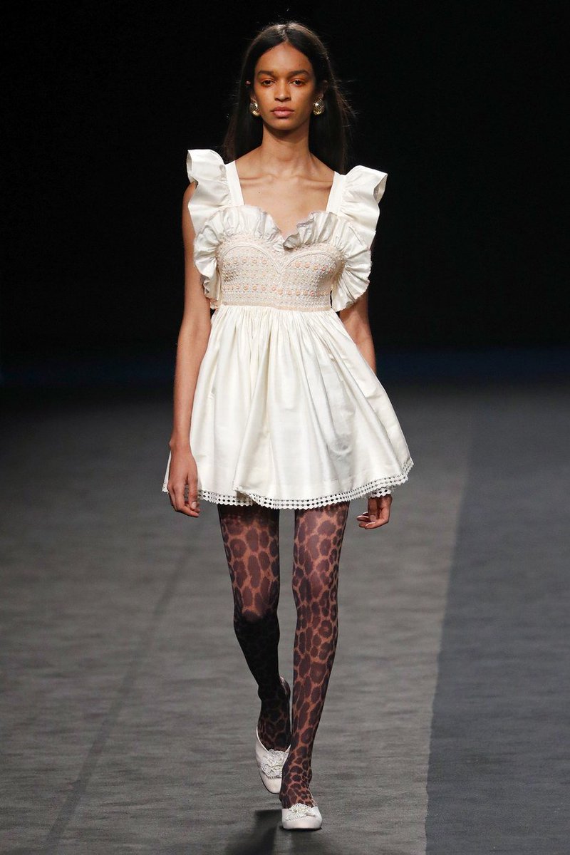 VogueSpain's tweet image. "Quería hacer un ejercicio de reciclaje, de desmontar todas las prendas que he comprado y crear otras nuevas". Así ha sido el desfile de María Escoté con prendas compradas en Wallapop 💃
vogue.es/pasarelas/madr…