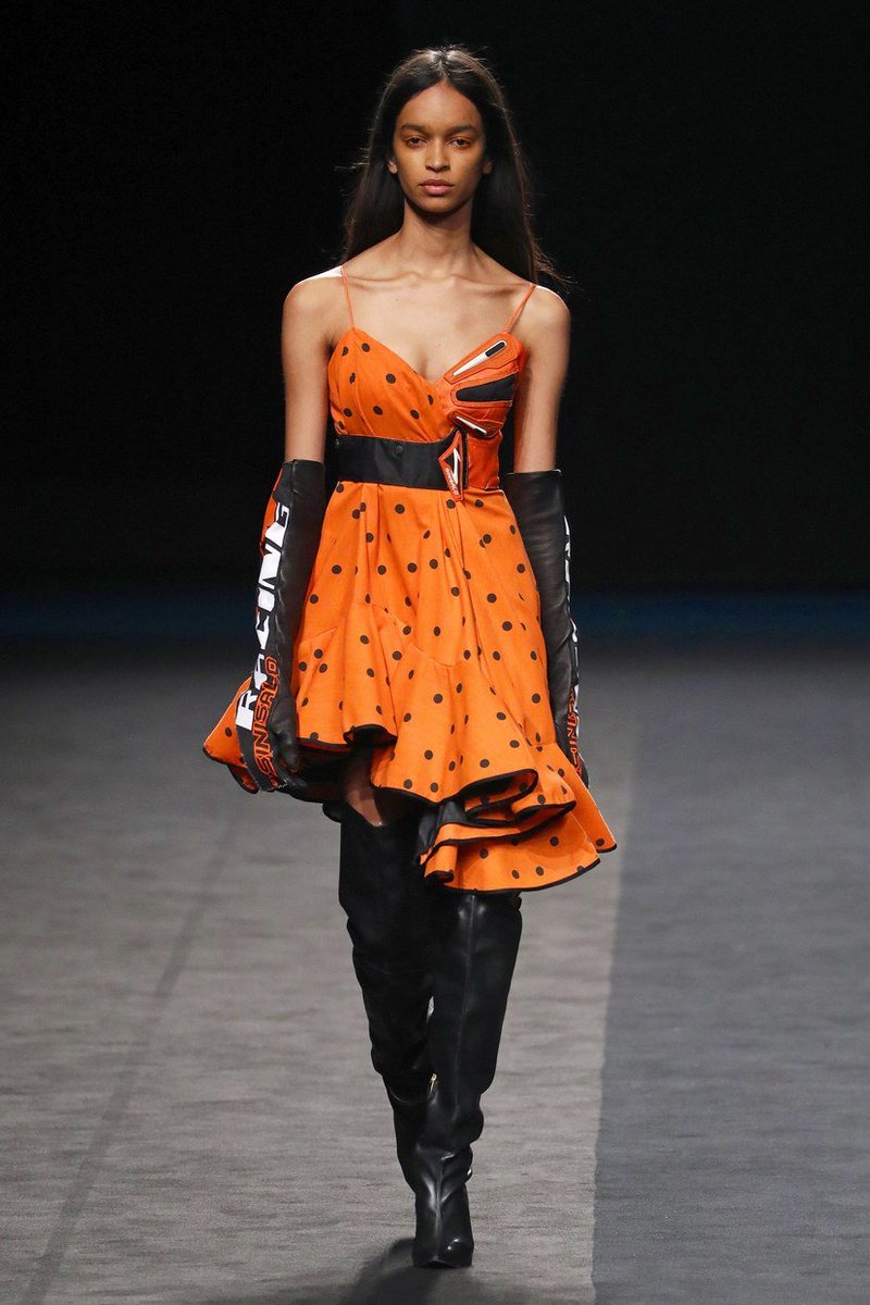 VogueSpain's tweet image. "Quería hacer un ejercicio de reciclaje, de desmontar todas las prendas que he comprado y crear otras nuevas". Así ha sido el desfile de María Escoté con prendas compradas en Wallapop 💃
vogue.es/pasarelas/madr…