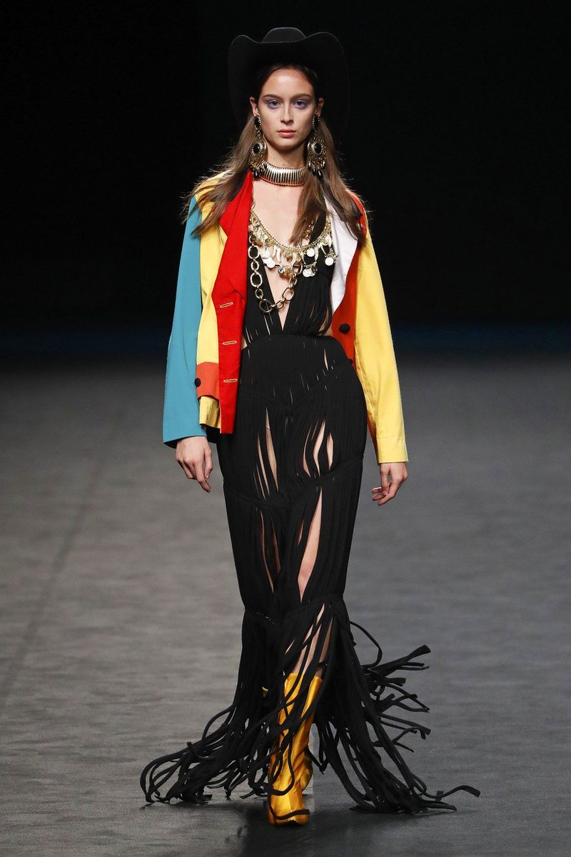 VogueSpain's tweet image. "Quería hacer un ejercicio de reciclaje, de desmontar todas las prendas que he comprado y crear otras nuevas". Así ha sido el desfile de María Escoté con prendas compradas en Wallapop 💃
vogue.es/pasarelas/madr…