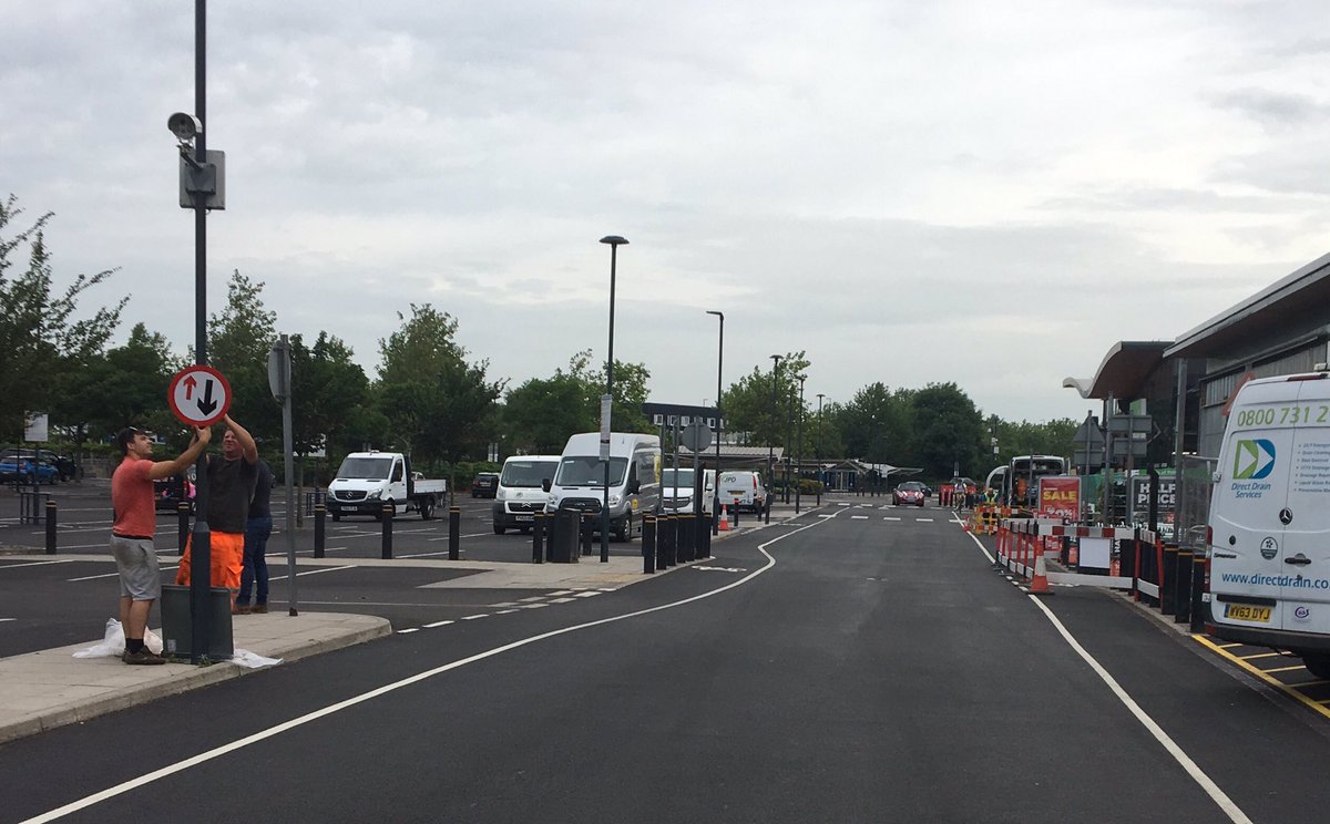 New signage being installed this morning at the Newmarket Rd, Cambridge, retail park suggests the car park is to become a through road for motor vehicles. It’s also, a major formal cycle route. Dangerous. Local cllrs include  @hafdavies and @cllr_r_johnson cc  @camcycle  @Cambslive