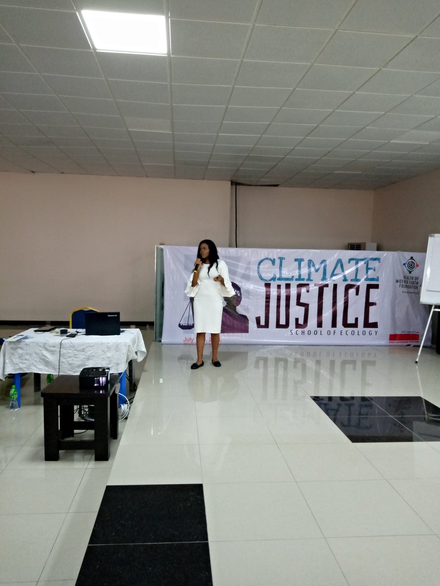 rarespp's tweet photo. #SchoolOfEcology Day3
#ClimateJustice #SOEUyo
@joyce_okeoghene presenting Agroecology as a viable way forward for the impacts of CC on agriculture. @Health_Earth @NnimmoB https://t.co/gqjlibpSjp