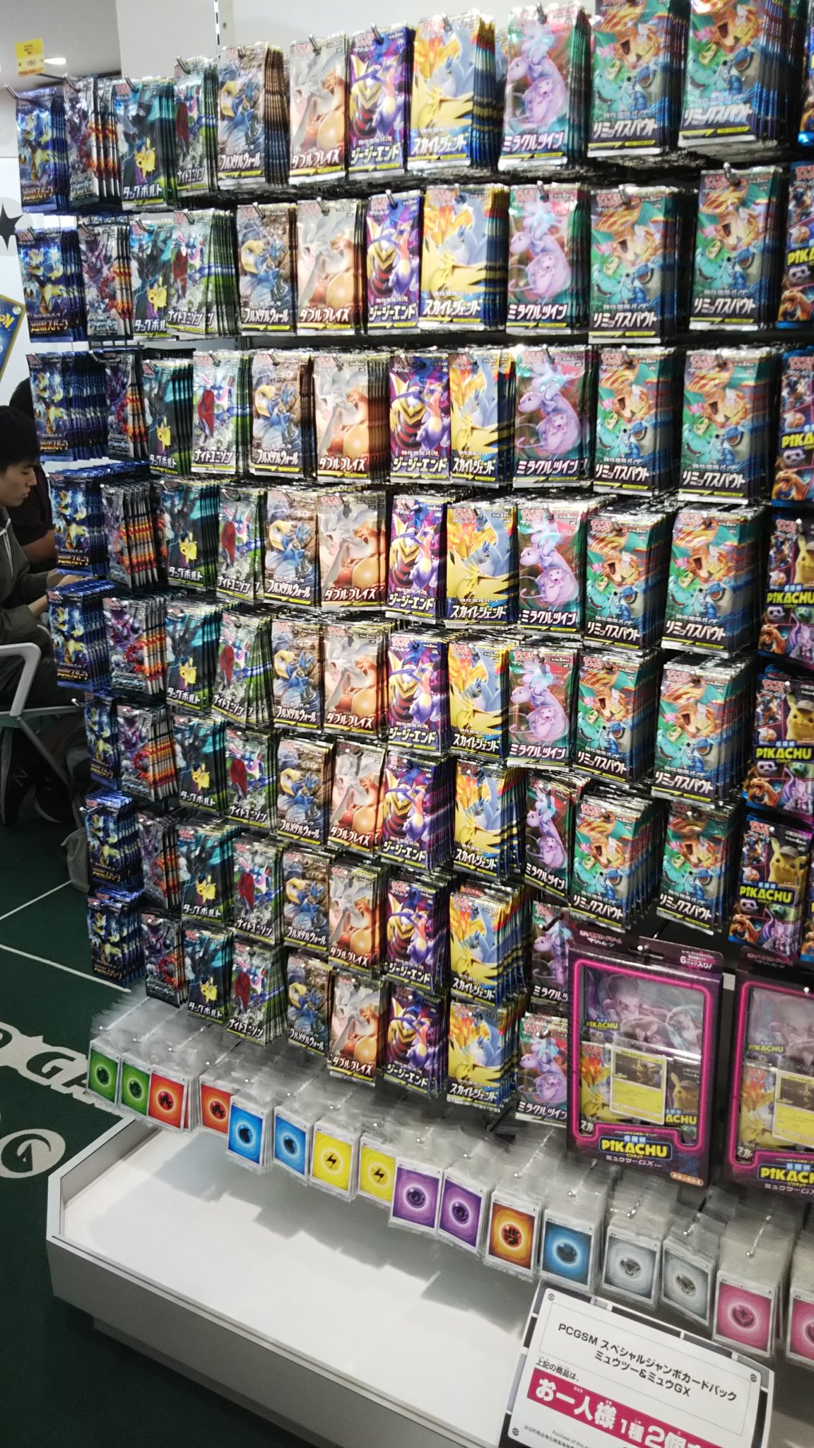 ヨサノ記念館 ポケモンセンター 名古屋の様子です ご来店時の参考になれば幸いです 現在 水タイプがピックアップされておりますが プレイマット スリーブありました スターターデッキはエーフィデオキシス ブラッキーダークライ ブースター