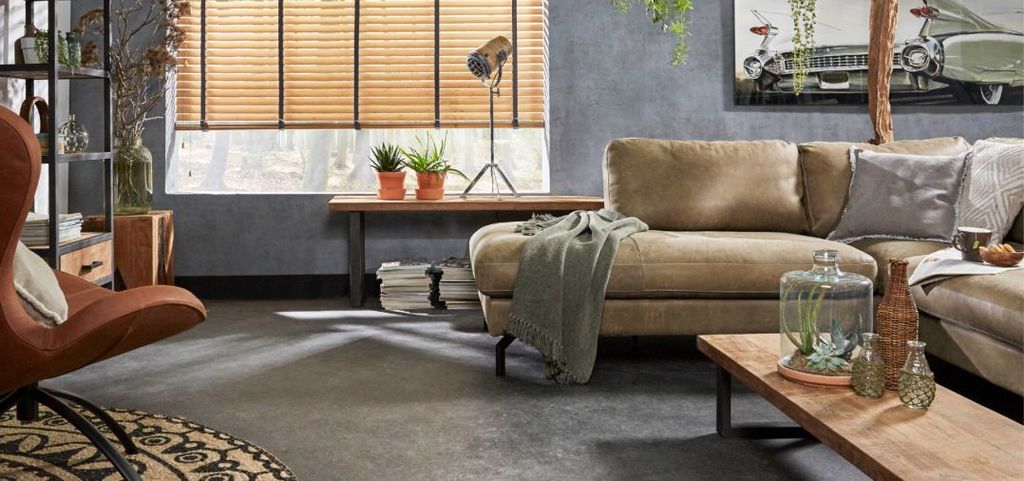 Ga je voor laminaat, linoleum, pvc, vinyl of tapijt? Een vloer is vaak heel bepalend voor de uitstraling van een ruimte en je kiest een nieuwe vloer niet elk jaar. Daarom moet de vloer wel bij jou en je woon-/leefsituatie passen. Een nieuwe vloer kies je niet 1-2-3. Daarom h…