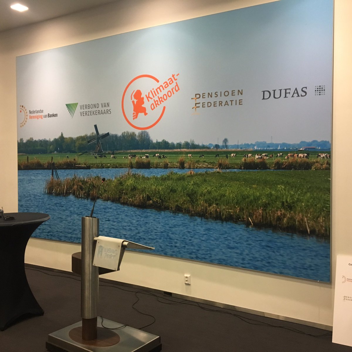 #Banken, #verzekeraars, #pensioenfondsen en #vermogensbeheerders zetten vandaag hun handtekening onder hun commitment aan de klimaatdoelen van het #kabinet. Waar tekenen ze precies voor? Lees hier de tekst van het #klimaatcommitment #finsector  nvb.nl/nieuws/commitm…