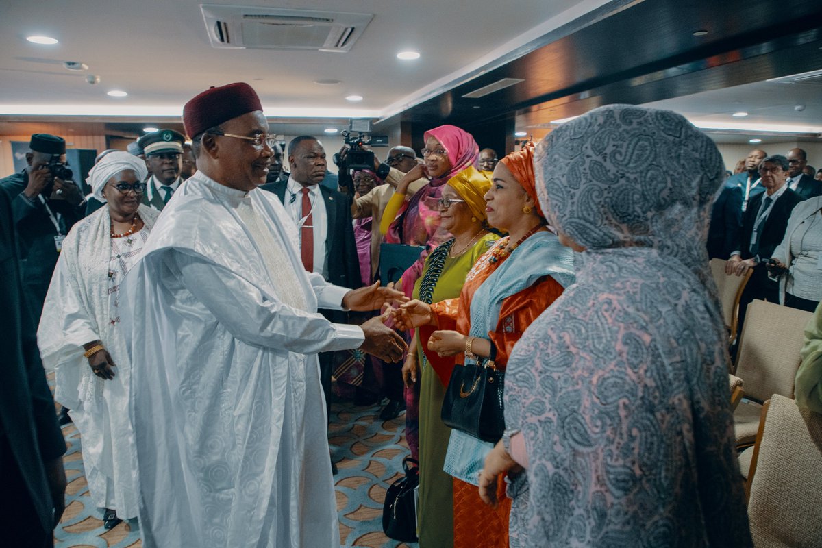 PR <a href="/IssoufouMhm/">Issoufou Mahamadou</a> réaffirme son engagement en faveur 2 l’#autonomisation #femmes&amp;filles pr l'atteinte du #DividendeDémographique. Parmis les resultats du #SWEDD: "le succès 2 la communication pr le changement 2 comportement avec l’appui des 1èresDames (+300 millions pers touchées)