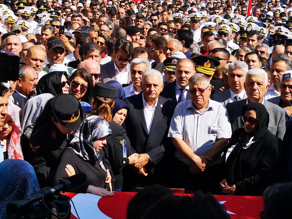 BY's tweet photo. Dün Hakkâri’de terör örgütü PKK’nın saldırısı sonucu şehit olan kahraman Mehmetçiğimiz Hv. Svn. Ütğm. Emre Kargın’ı Muğla’da son yolculuğuna uğurladık.

Şehidimizin ruhu şad olsun. Milletimizin başı sağ olsun. 🇹🇷 https://t.co/qwUiNfQg64