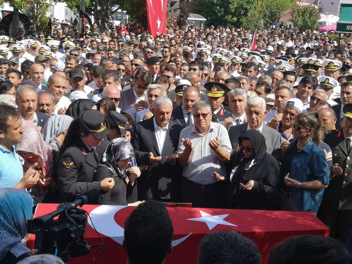 BY's tweet photo. Dün Hakkâri’de terör örgütü PKK’nın saldırısı sonucu şehit olan kahraman Mehmetçiğimiz Hv. Svn. Ütğm. Emre Kargın’ı Muğla’da son yolculuğuna uğurladık.

Şehidimizin ruhu şad olsun. Milletimizin başı sağ olsun. 🇹🇷 https://t.co/qwUiNfQg64