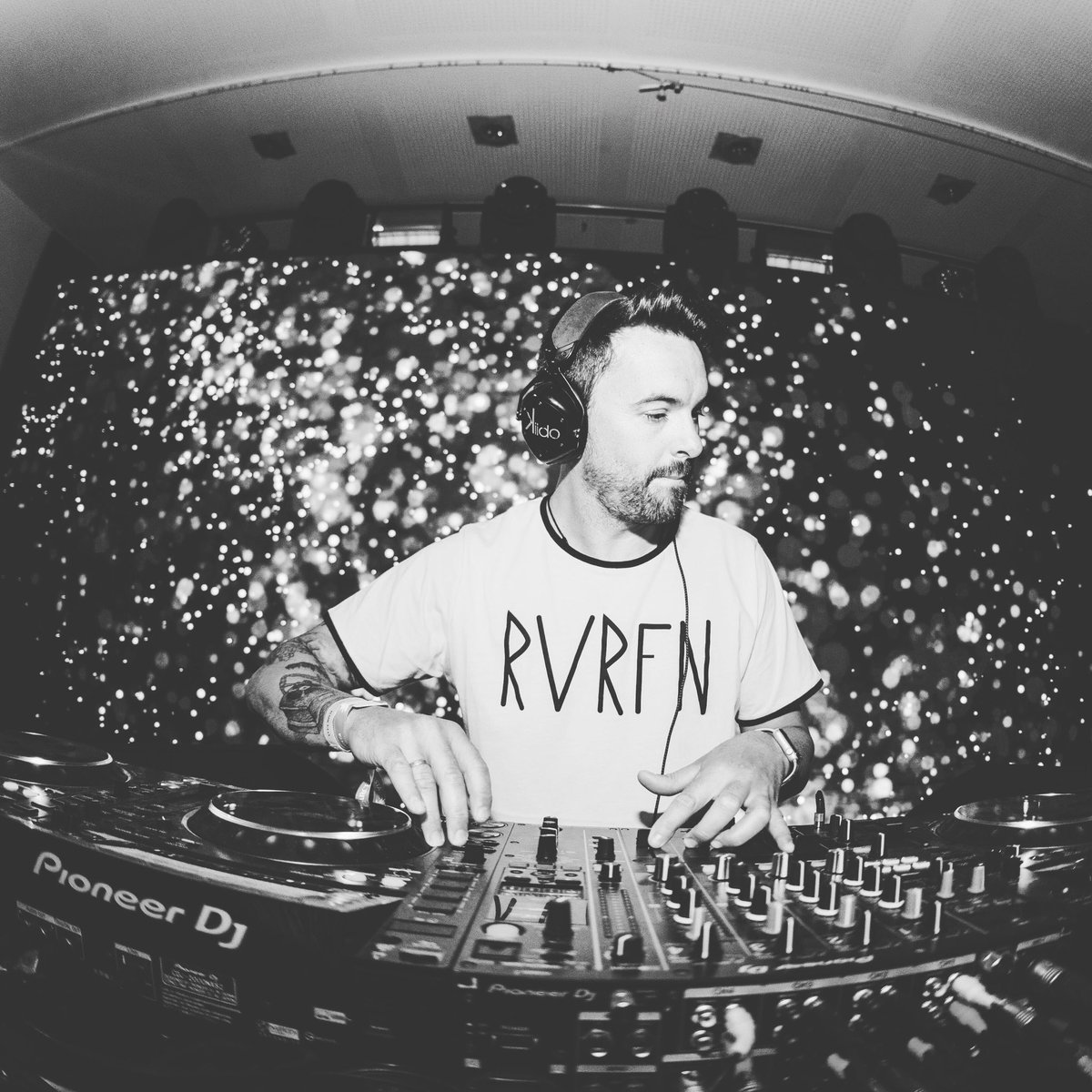 White &amp; Black!
Y tú, eres más de color o de blanco y negro? 
📸 <a href="/MIKEG_SHOT/">MIKE-G, Miguel Gómez</a> 
#riverfinclothing