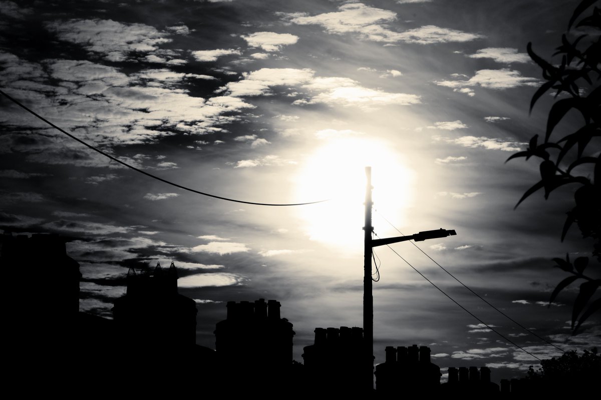 dubliner24's tweet photo. is it true that we're all connected in some way?
#LuckyLane #Stoneybatter #Dublin #sunset #cloudy #chimneys #photography #monochrome #greyscale #light #terraced #houses #TwoUpTwoDown #Éire https://t.co/UAdJIAhEU5