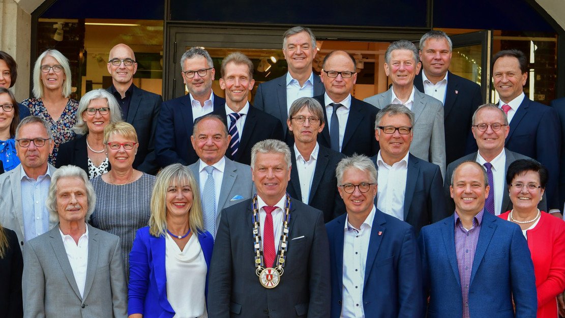 Neu gewählter #Gemeinderat #gestern eingesetzt. Unter ihnen gibt es auch einige neue Gesichter. Was die acht Neuen für #BietigheimBissingen erreichen möchten:

bit.ly/2NFLwr1