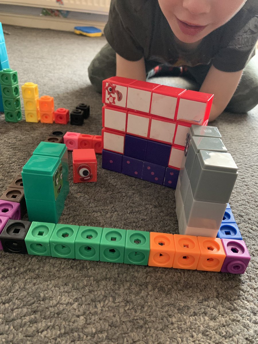 NaryaFire's tweet photo. @numberblocks “4x4s, we’re going to split in half now!” 🎶 #SquareClub #NumberblocksIsLife https://t.co/WiLeJnpSAv