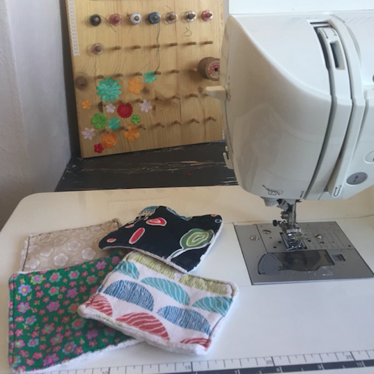 platymium's tweet photo. Vous avez envie de rendre votre trousse de maquillage zéro déchet ? 🌿

Rendez-vous à nos ateliers: https://t.co/6ObJJhFNDN !

Fabriquez votre trousse de toilette 👝
Vos cotons et lingettes démaquillantes réutilisables
Votre maquillage naturel 💄 https://t.co/XjnL0a9TP3