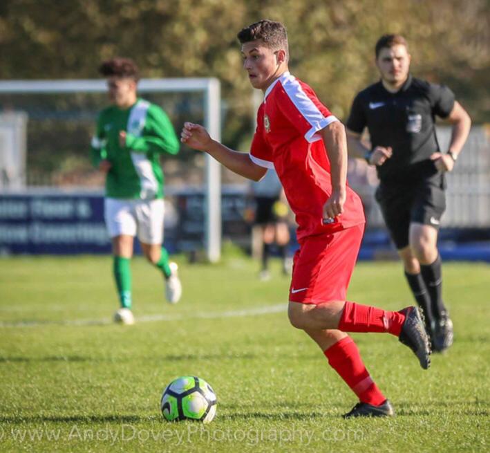 darren_manning's tweet photo. ⚽️⚽️⚽️

SIGNING!

Delighted to announce the singing of @callumfitzer11_

Callum will be heading out to @SouthendManorFC for the start of the season  on a Dual Reg basis

@HullbridgeFC 
#HullbridgeFamily
#WelcomeCal

💙💙💙 https://t.co/7HZB35GnH5