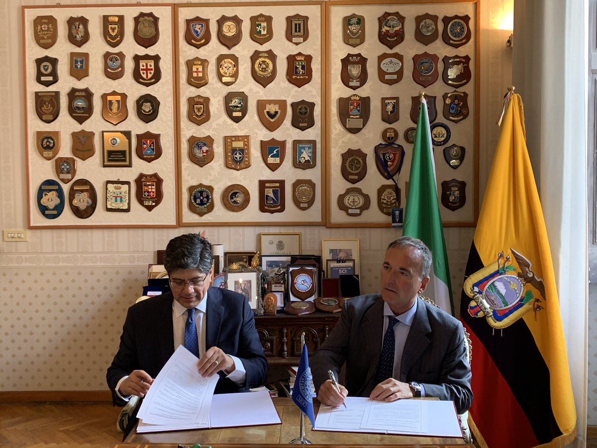 EmbajadaEcuITA's tweet photo. Canciller José Valencia suscribe Acuerdo de Cooperación entre la Academia Diplomática del Ecuador y la Sociedad Italiana para la Organización  Internacional -SIOI, el cual permitirá el fortalecimiento del servicio exterior ecuatoriano. #EcuadorEnEuropa https://t.co/W4OkseHpTK