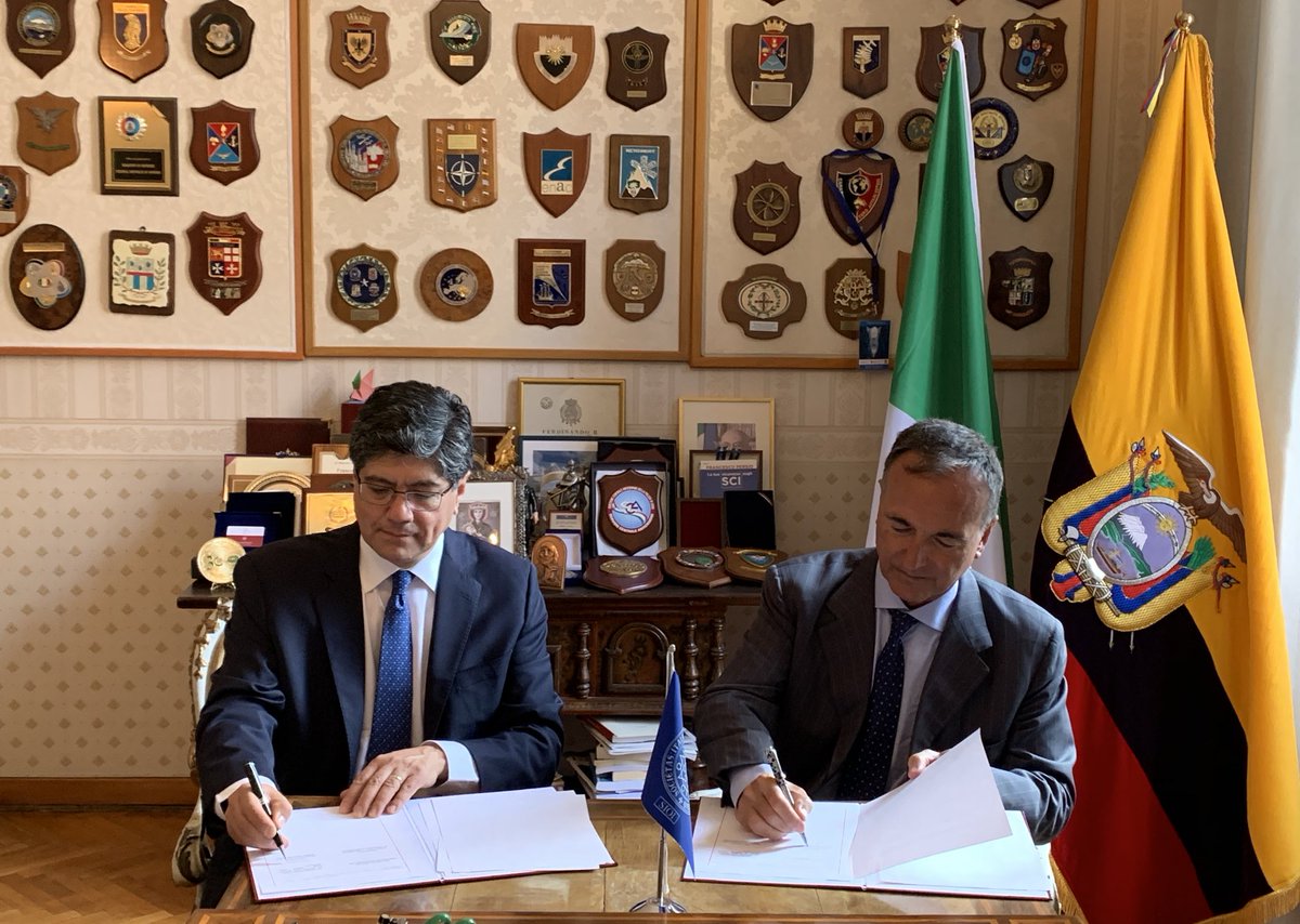 EmbajadaEcuITA's tweet photo. Canciller José Valencia suscribe Acuerdo de Cooperación entre la Academia Diplomática del Ecuador y la Sociedad Italiana para la Organización  Internacional -SIOI, el cual permitirá el fortalecimiento del servicio exterior ecuatoriano. #EcuadorEnEuropa https://t.co/W4OkseHpTK