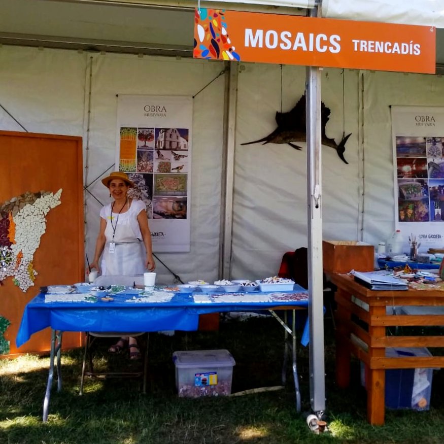 La mosaïcista Lívia Garreta va participar l’estiu passat al <a href="/SmithsonianFolk/">SmithsonianFolklife</a>. Ens explicarà la seva experiència en el documental que es rodarà aquest dissabte a #Alpens i que podrem veure aquesta tardor. 

ℹ liviagarreta.com

#artesaniaCat #SetmanadArtesania2019