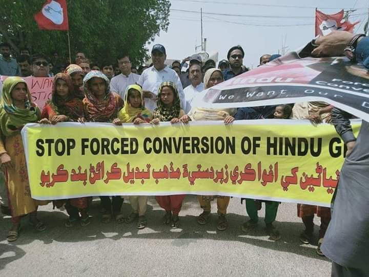 hul_soni's tweet photo. A huge mass protest of Hindu community of Pakistan against kidnapping &amp; forced conversion of Hindu minor girls at press club Nawabshah sindh
State is still in sleeping mode. 
#stopForcedConversions 
#RIPHinduCommunity https://t.co/1jdnHPviA6