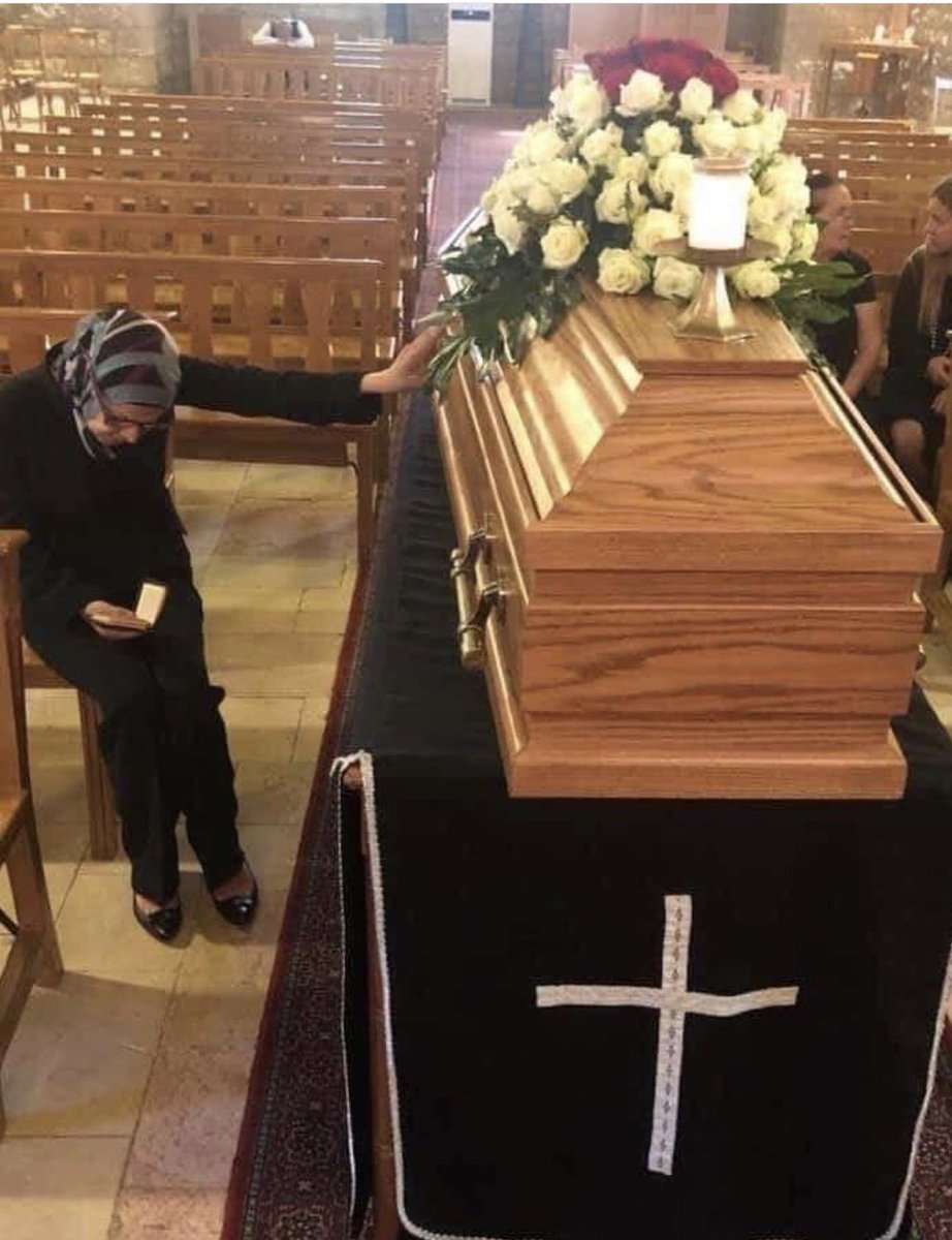 Libyali müslüman kadın sevdiği hristiyan komşusu ölünce kilise de kuran okudu. #YakarsaDünyayıGariplerYakar