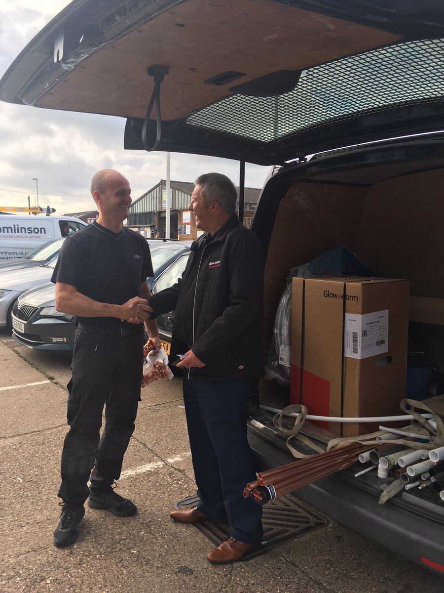 josalt72's tweet photo. Two happy Glow-worm customers and @CityPlumbingUK @SteveWatts_GW 😁😁 https://t.co/2RvIPsrnAH
