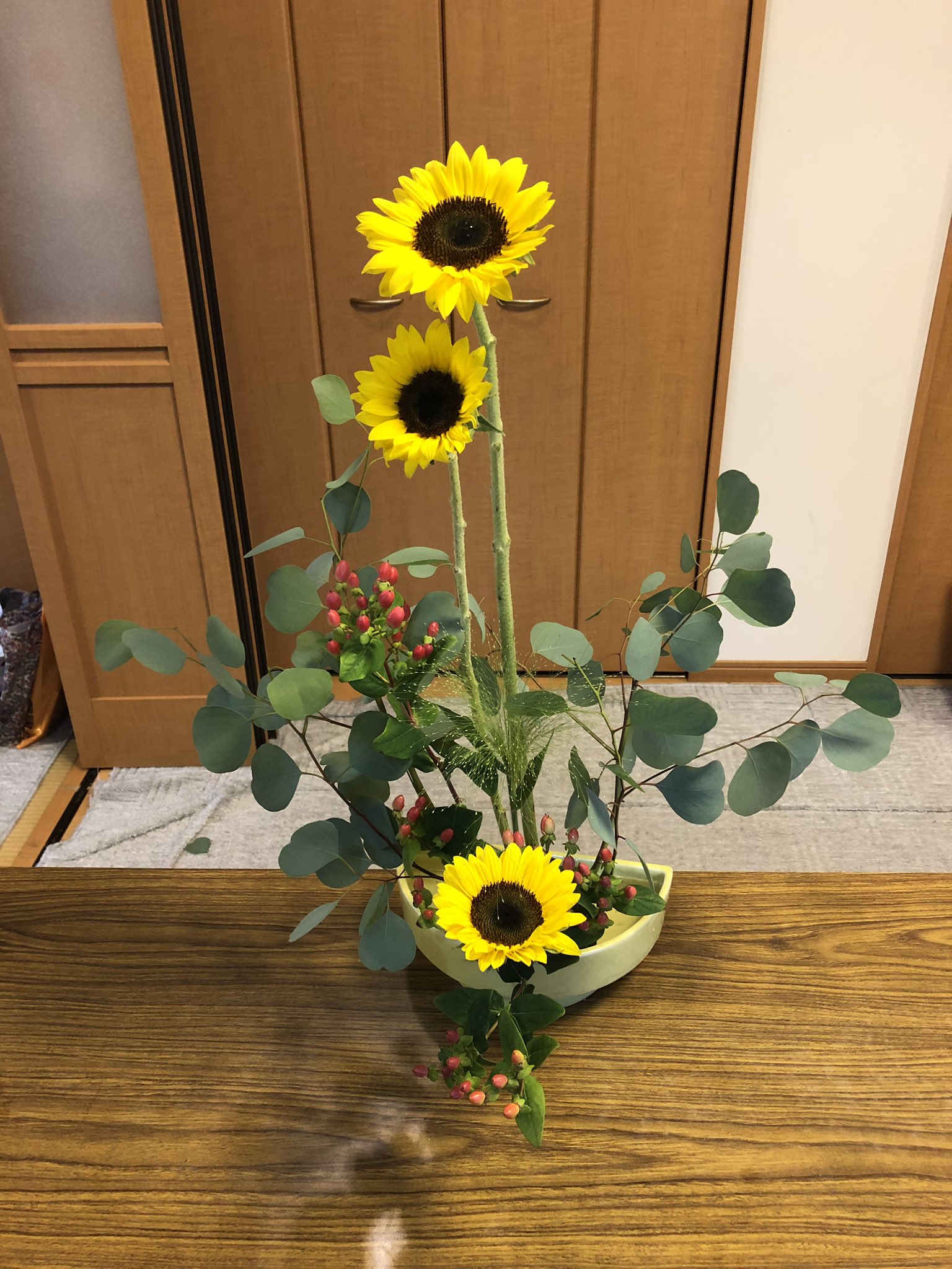 齊官昌伍 今週の生け花 タイトル こんにちは 夏 ひまわり ヒペリカム ポポラス スモークグラス 生け花 池坊 ひまわりは見るだけで元気がでるね 今日はお姉様方におナスもいただきました T Co 56osapnvmr Twitter