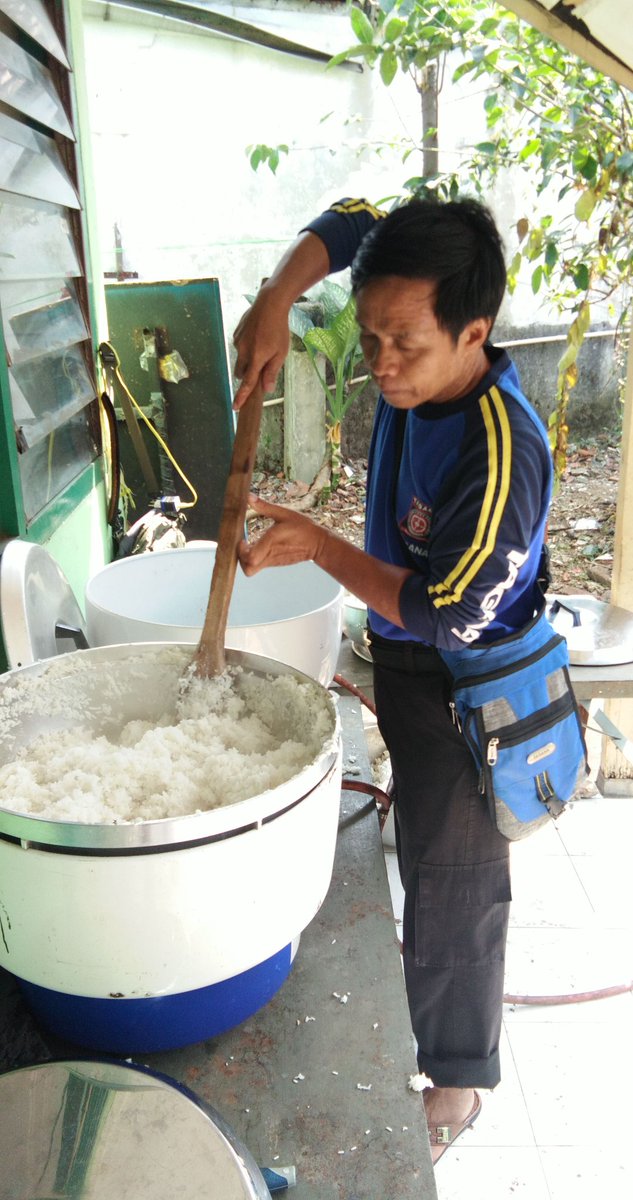 SoedikinAli's tweet photo. Serah terima makan siap saji oleh staf pspfm kota administrasi jakarta timur, kepada korban kebakaran di rt 14 rw 09 kel cipinang besar selatan https://t.co/crQMa8m1wc