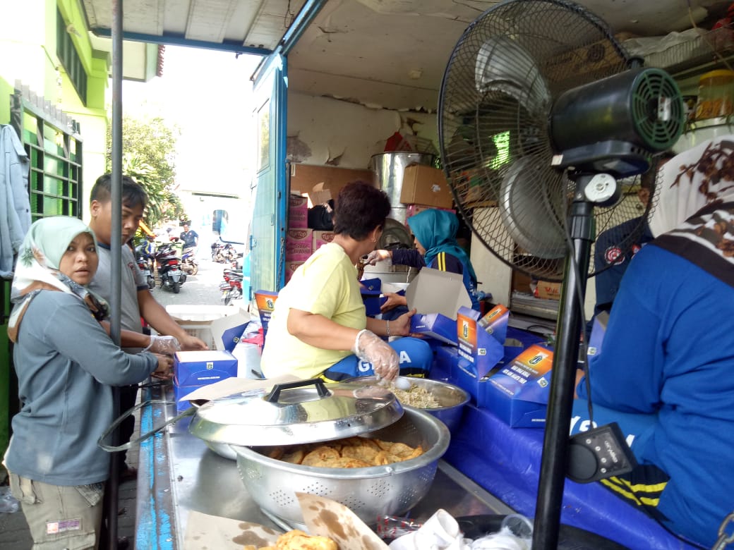 SoedikinAli's tweet photo. Serah terima makan siap saji oleh staf pspfm kota administrasi jakarta timur, kepada korban kebakaran di rt 14 rw 09 kel cipinang besar selatan https://t.co/crQMa8m1wc