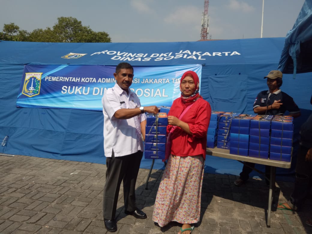 SoedikinAli's tweet photo. Serah terima makan siap saji oleh staf pspfm kota administrasi jakarta timur, kepada korban kebakaran di rt 14 rw 09 kel cipinang besar selatan https://t.co/crQMa8m1wc