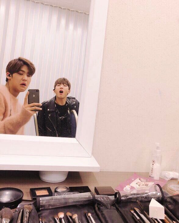 gyukaiku's tweet photo. ritual wajib kalo bertemu kaca 😊😊
#PDX101SelcaDay #PDX101 #PDXSD #PDXSelcaDay <versi mirror selfie> https://t.co/FpxmZoHW9C