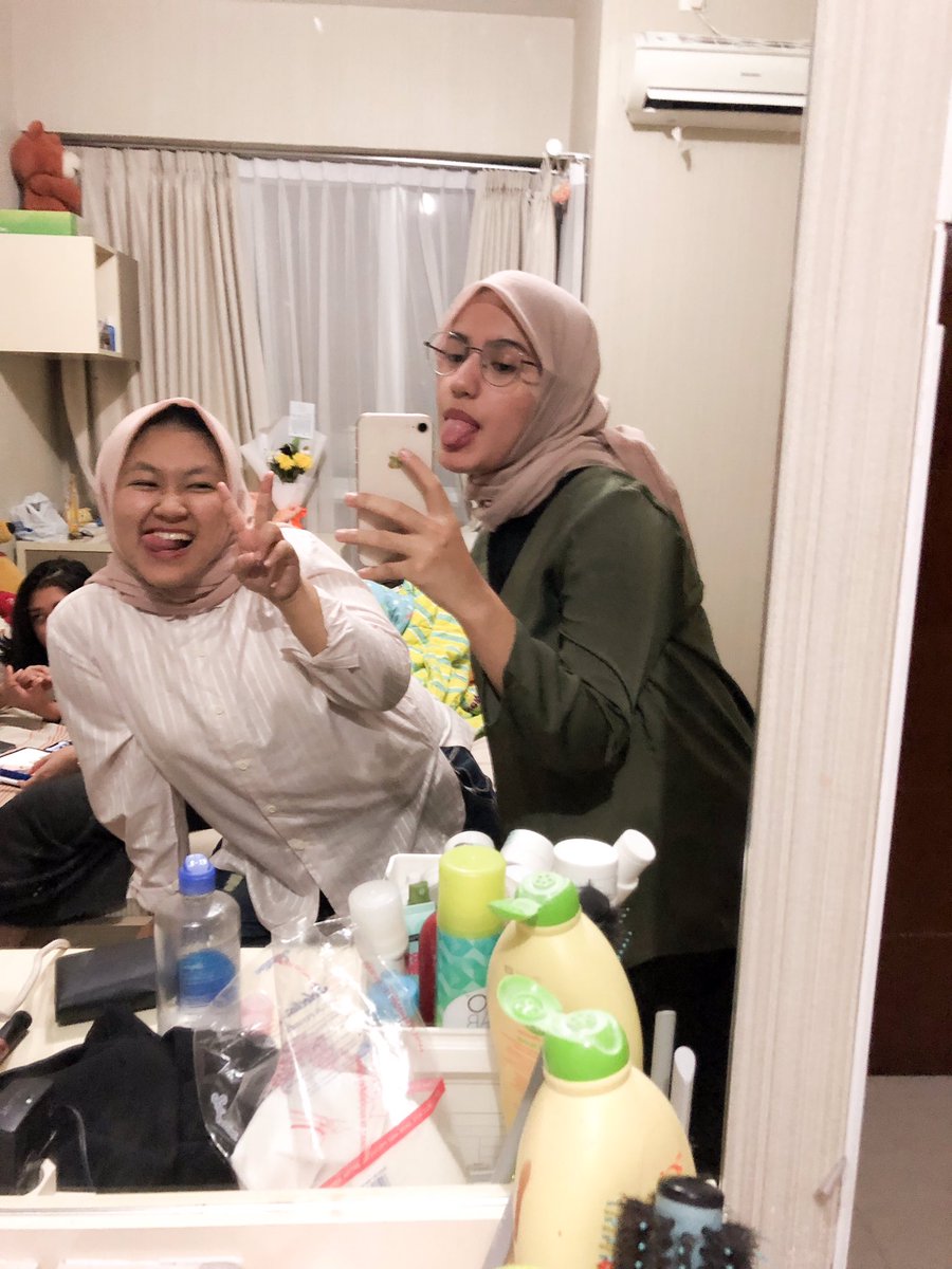 gyukaiku's tweet photo. ritual wajib kalo bertemu kaca 😊😊
#PDX101SelcaDay #PDX101 #PDXSD #PDXSelcaDay <versi mirror selfie> https://t.co/FpxmZoHW9C