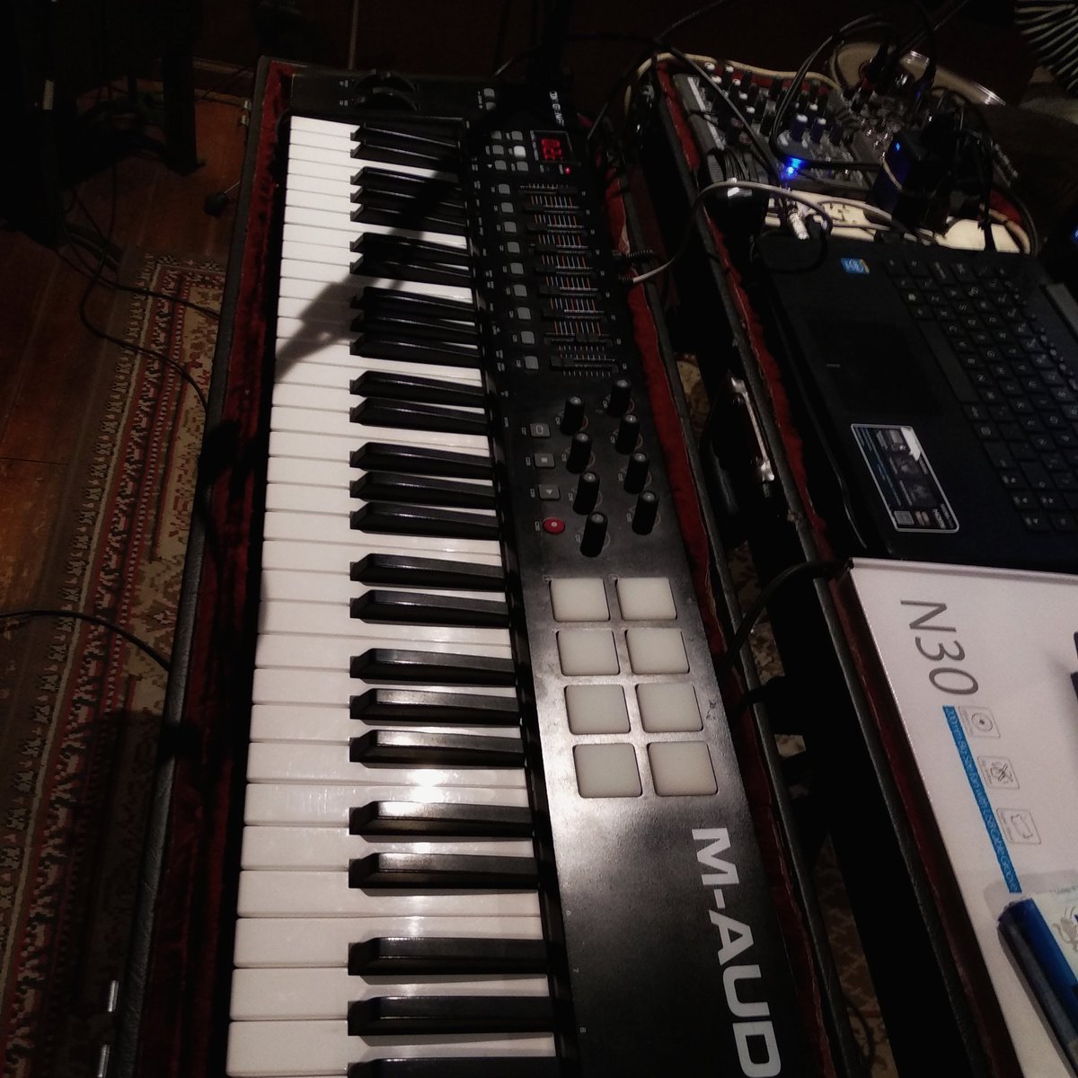 LeoArmus's tweet photo. Ensayos con @ArmusOficial todo listo para el viernes en CAPITAN los esperamos
😎🎶🤘🏽🎹
#ArmusRockPop #Armus #ArmusEnVivo #ArmusRockea #ControladorMidi #MAudio #Oxigen61 #piano #pianist #keyboard #keys #synth #sintetizer #pianosolo #musician #music #playmusic #playpiano https://t.co/q8UVkZifBZ