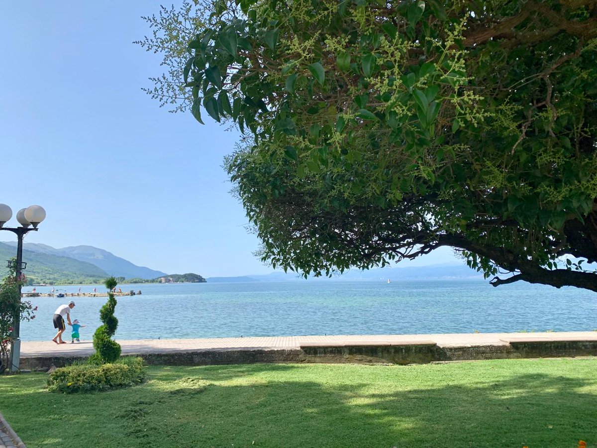EUinAlbania's tweet photo. Happening now in Ohrid🇲🇰! @LSorecaEU and @AmbassadorEU, Heads of EU🇪🇺 Delegations to 🇦🇱&amp;🇲🇰 together with representatives of 30 CSOs from 🇲🇰&amp;🇦🇱 are discussing the benefits of cross-border cooperation to boost the touristic potential of the Ohrid Lake area.
#creatingacommonfuture https://t.co/9OtFWk152U