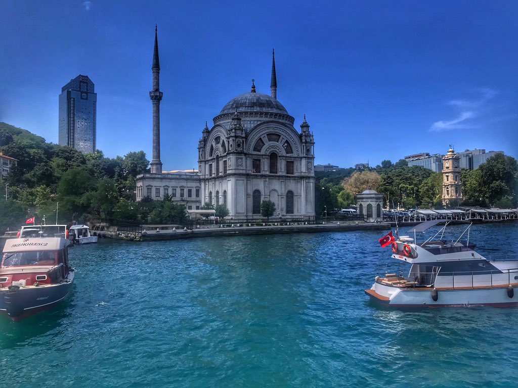 Con_Asturias's tweet photo. Tras 5 días aprendí: qué Estambul no duerme, qué turco no es sinónimo de guapo, qué si vuelves al hotel con hambre después de haber encontrado de camino tropecientos mil puestos de fruta, otros tantos de palomitas y Kebabs a rodar.... siempre puedes camelar al recepcionista https://t.co/pVkqde7jiM